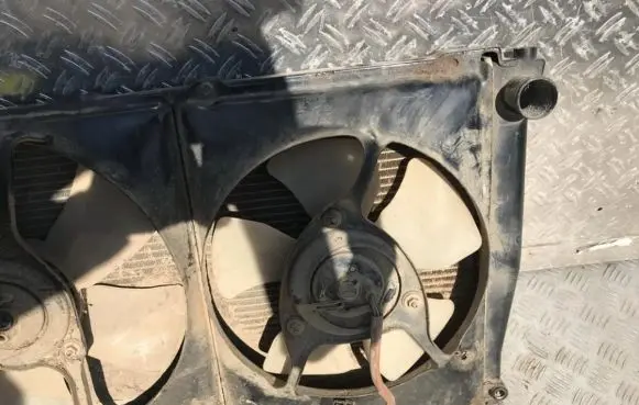 Mitsubishi Lancer Radiator cooling fan shroud