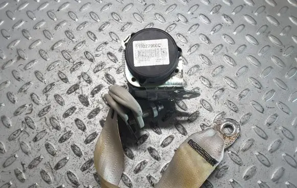 Nissan Leaf I (ZE0) Rear seatbelt 619027900C 105X090RH