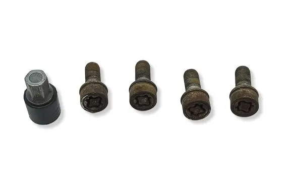 Mercedes-Benz SLK R172 Anti-theft wheel nuts and lock 
