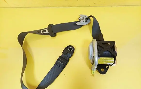 Toyota Avensis T250 Front seatbelt 7322005051