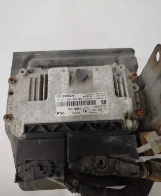 Opel Zafira B Engine control unit/module 55565363 1039S32218 110R000192
