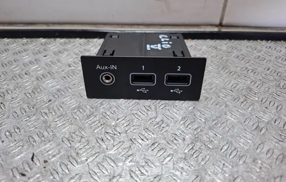 Renault Clio V AUX in-socket connector 28020231553R