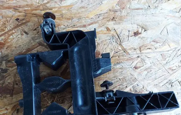 Headlight/headlamp mounting bracket