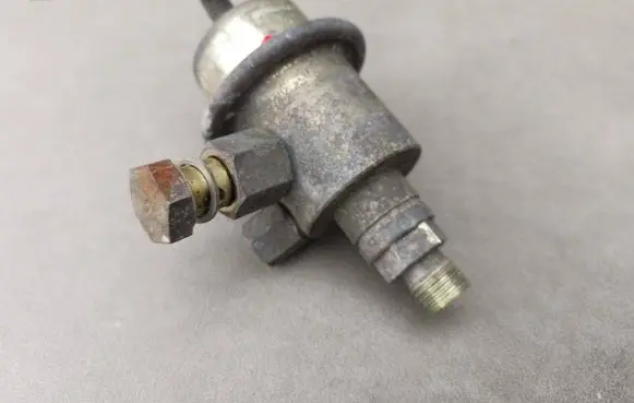 Audi 80 90 B3 Fuel pressure regulator 034133534G