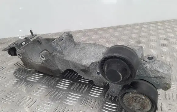 Nissan Qashqai Generator/alternator bracket 8200527320