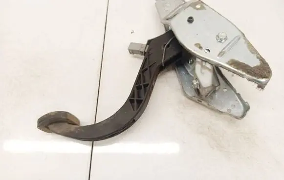 Opel Astra H Clutch pedal 9010883