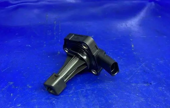 Volkswagen PASSAT B7 Oil level sensor 03C907660G 6PR00962902