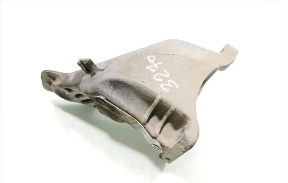BMW 5 E60 E61 Engine mounting bracket 6777056