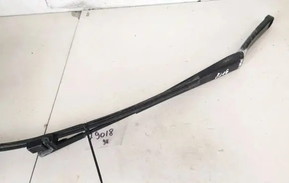 Skoda Octavia Mk2 (1Z) Front wiper blade arm 1z1955409a