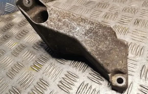 Audi A4 S4 B7 8E 8H Engine mounting bracket 8E0199307A
