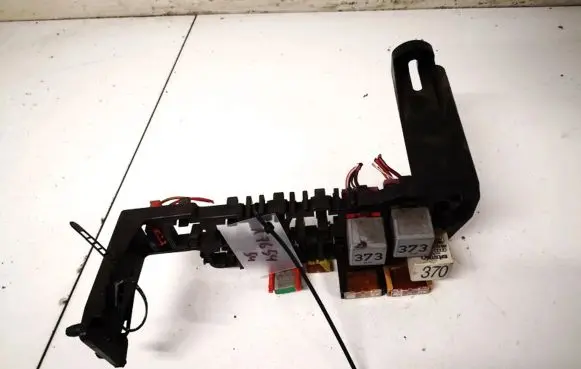 Volkswagen PASSAT B5 Fuse box set 8d1937545