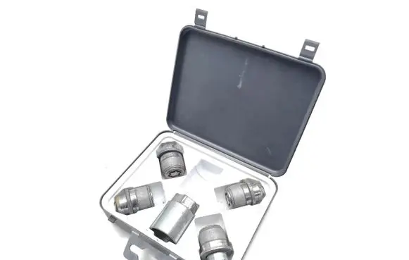 Lexus UX Anti-theft wheel nuts and lock 