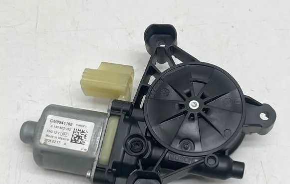 Ford Escape IV Front door window regulator motor 0130822092 CM0941100 20250217