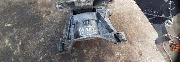 Engine mount vacuum valve