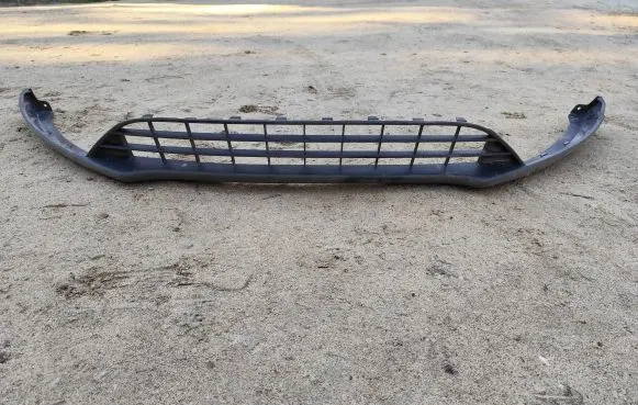 Front bumper lip