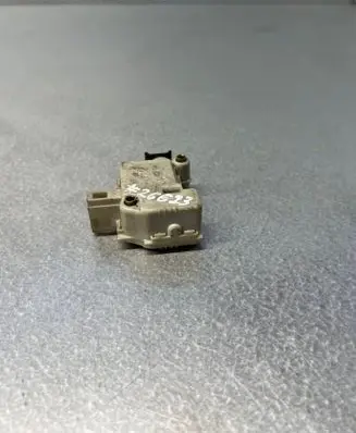 Volkswagen Polo Fuel tank cap lock motor 86113112