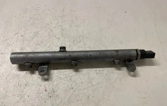Mercedes-Benz E W211 Fuel main line pipe A6420700695 0281002504