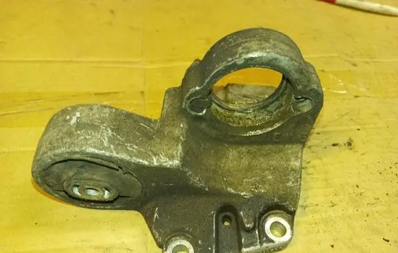 Peugeot 607 Driveshaft support bearing bracket 9631448280