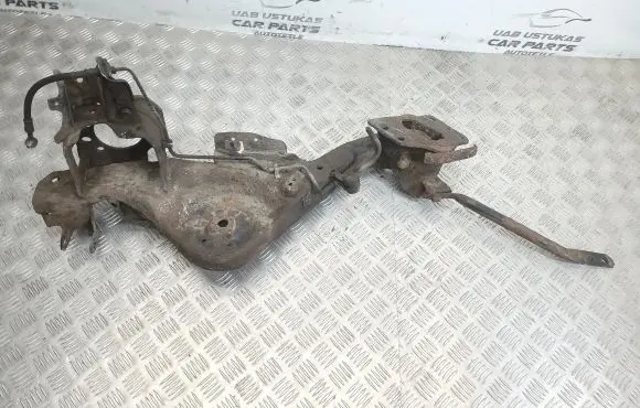 Rear wheel hub spindle/knuckle