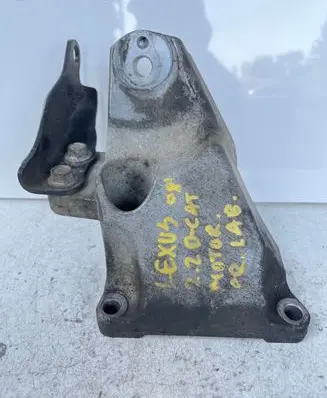 Lexus IS 200-300 Engine mounting bracket