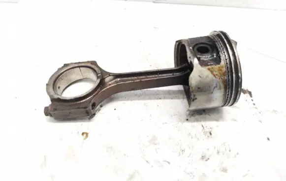 Chrysler PT Cruiser Piston with connecting rod