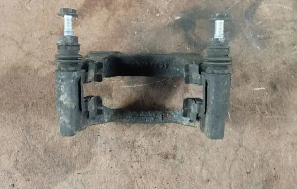 Peugeot 3008 I Brake caliper pad carrier rear 