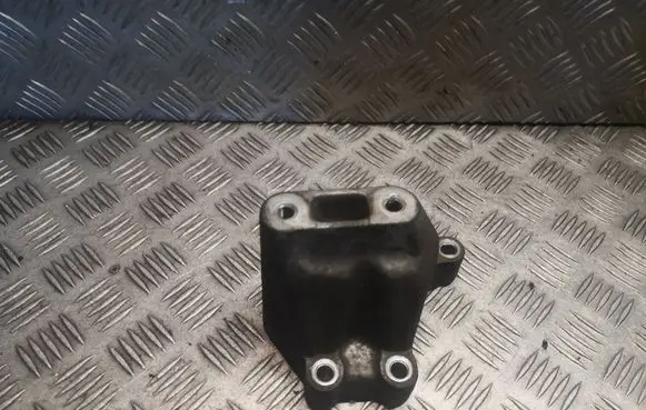 Engine mounting bracket