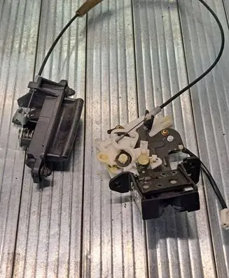 Mazda 3 I Tailgate/trunk/boot lock/catch/latch