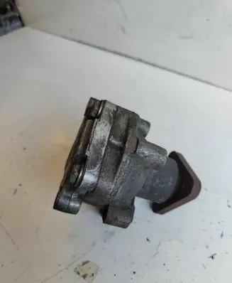 Volkswagen PASSAT B5 Power steering pump 8D0145156L