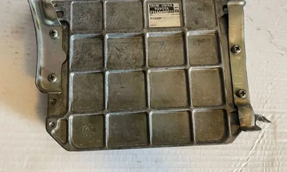 Toyota Avensis T270 Engine control unit/module 8966105K30