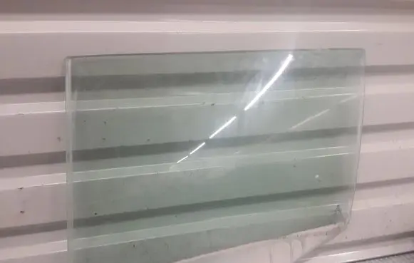 Volkswagen Golf V Rear door window glass 