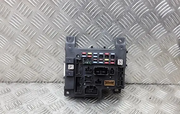 Peugeot 4007 Fuse module 8637a824