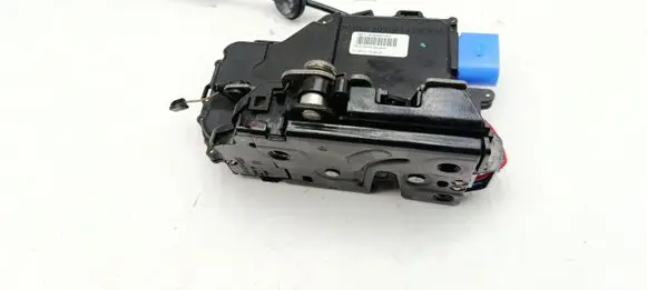 Volkswagen Touran II Rear door lock 3D4839016AD