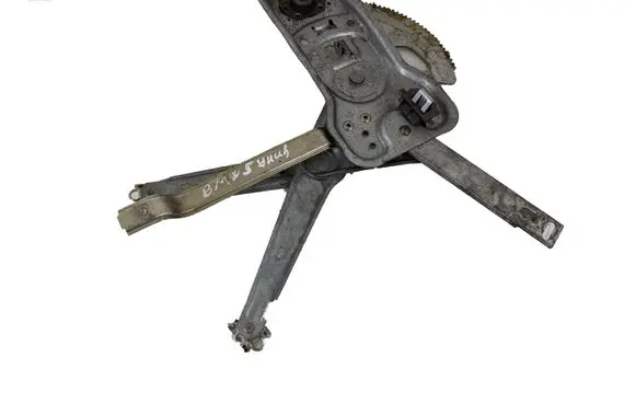 Rear door manual window regulator