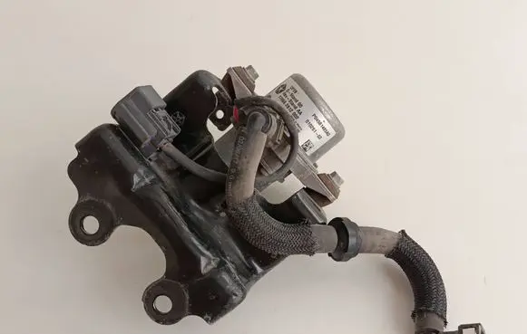 Dodge Challenger Vacuum pump P04581485AD 04581485AD 170662812002