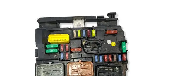 Peugeot 208 I Fuse module 9667199680