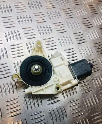 Mercedes-Benz E W212 Front door window regulator motor 0130822502
