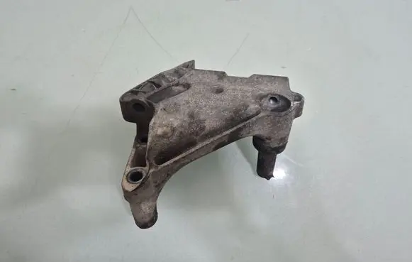 Skoda Octavia Mk3 (5E) Engine mounting bracket 04L199207