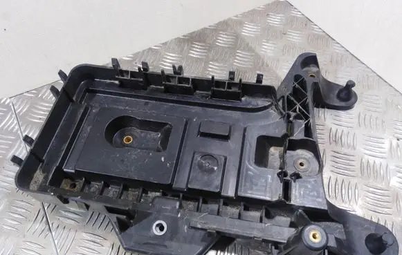 Volkswagen PASSAT B6 Battery tray 1K0915333C