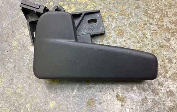 Volkswagen PASSAT B8 Engine bonnet (hood) release handle 517823633B
