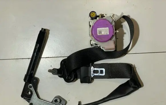 Ford Mustang VI Front seatbelt FR3B63612D64