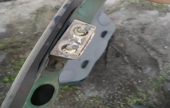 Nissan Primera Tailgate/trunk/boot hinge