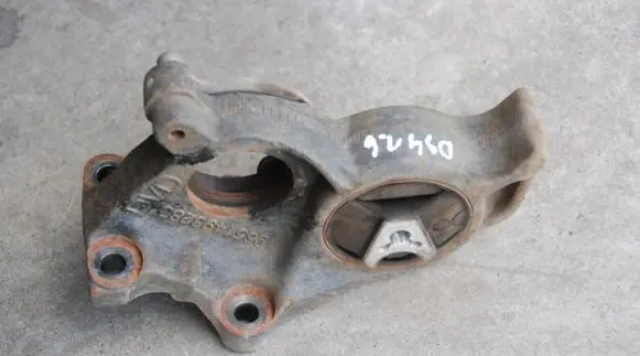 Citroen DS4 Engine mounting bracket