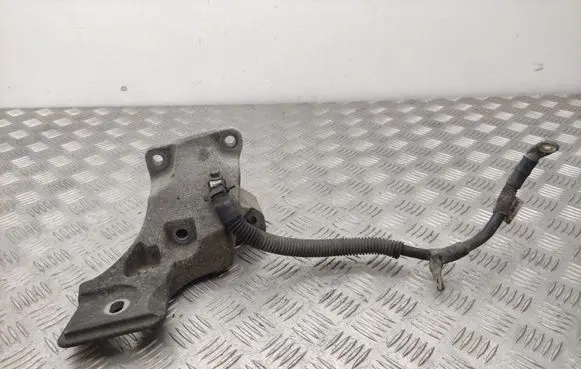Land Rover Discovery 3 - LR3 Engine mounting bracket