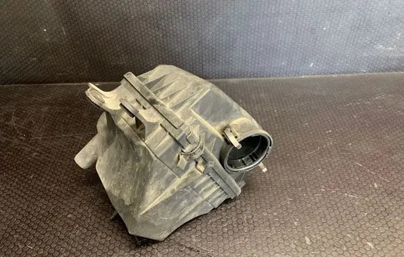BMW 3 E46 Air filter box 3B0129607
