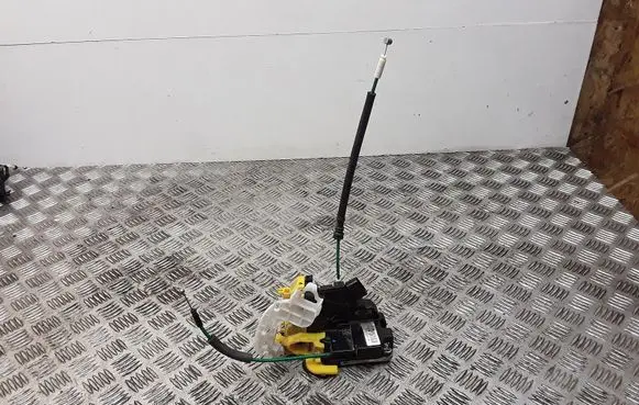 Hyundai i30 Front door lock A045035