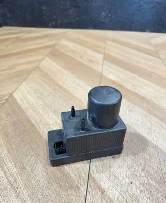 Mercedes-Benz E W211 Central locking vacuum pump 2038000048 0132006365