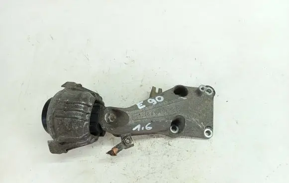 Engine mounting bracket