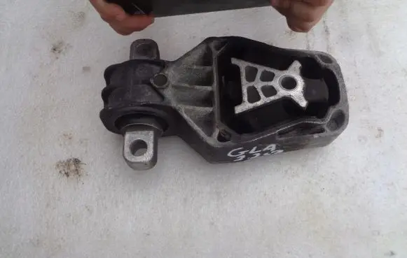 Mercedes-Benz GLA W156 Engine mounting bracket 6042230004