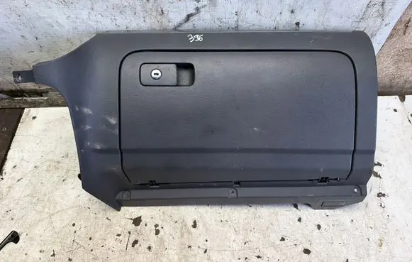 Volkswagen Golf V Glove box P0110294